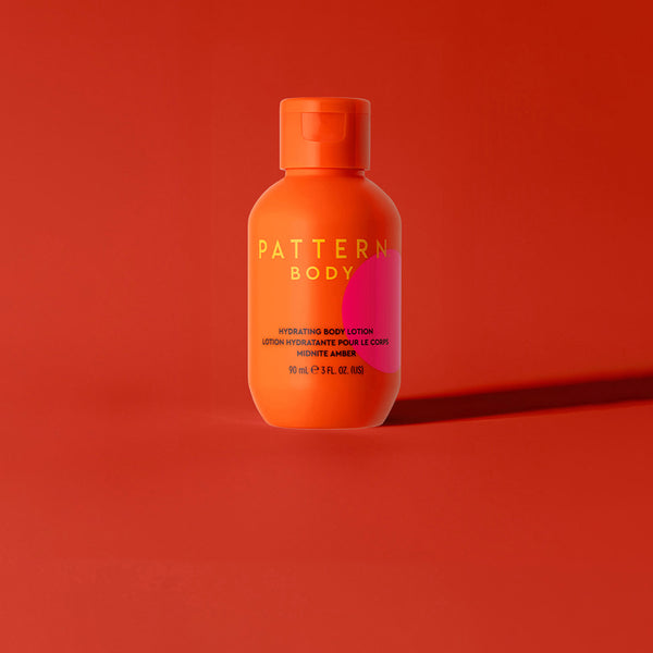 PATTERN
BODY
HYDRATING BODY LOTION
LOTION HYDRATANTE POUR LE CORPS
MIDNITE AMBER
90 ml e 3 FL. OZ. (US)